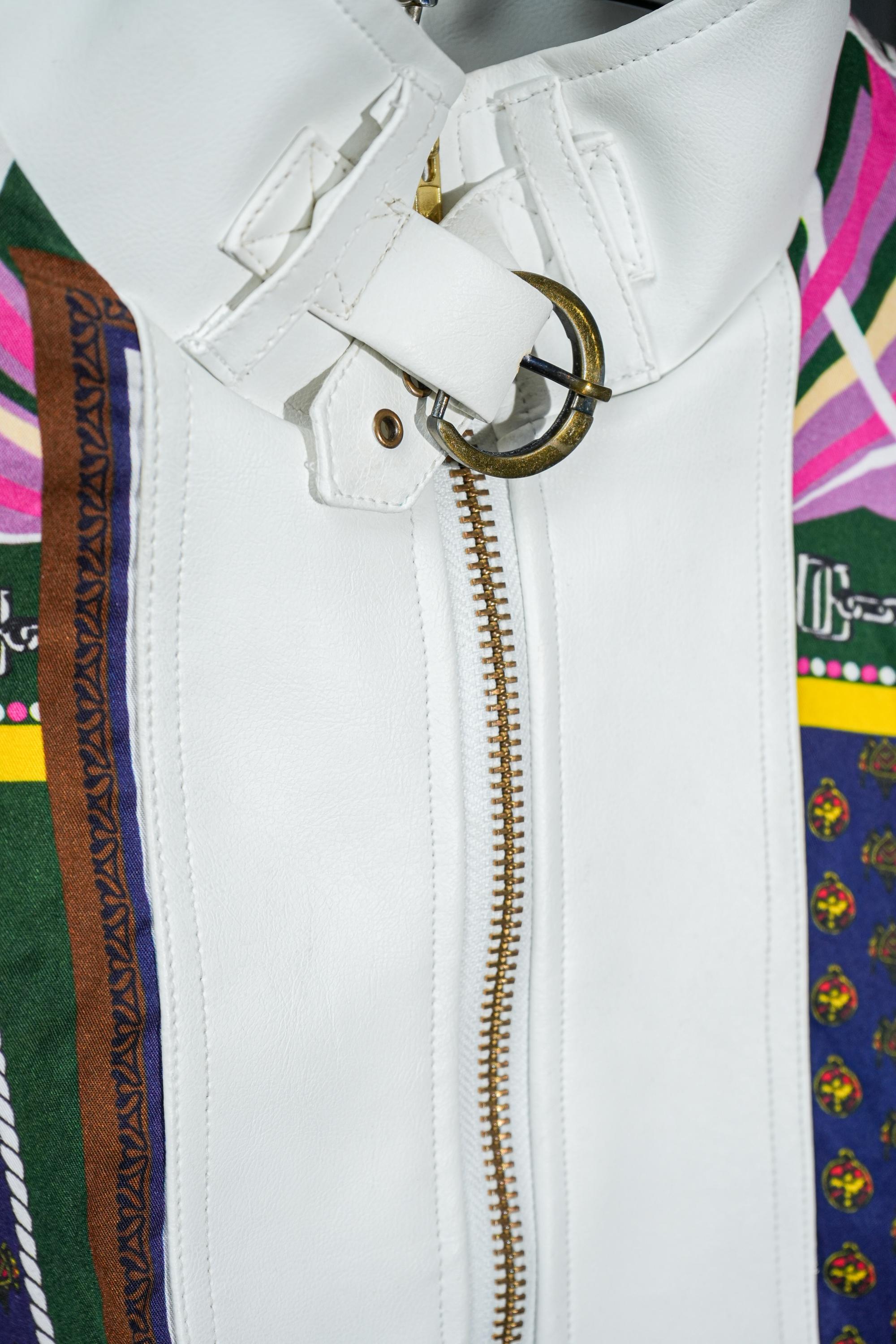 Iridescent Cotton Buckled Neck <br>  Artwork : [Peacocks]