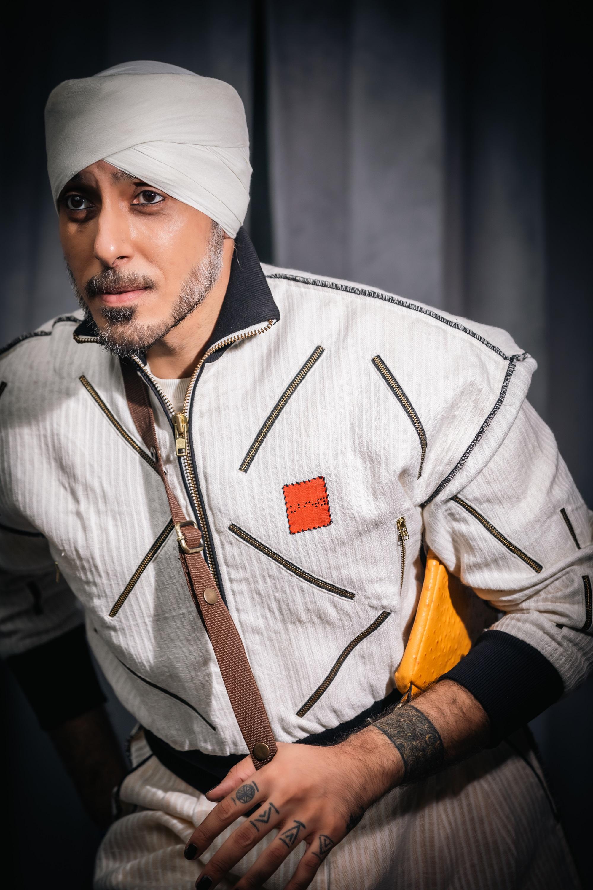 Pearl White Cotton Zipper Set <br> Artwork : [Zipped Details]